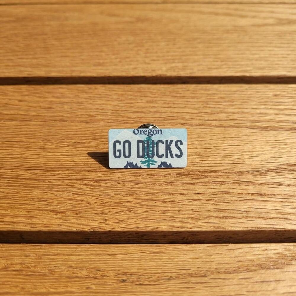 Vintage Oregon Ducks License Plate Hat Pin Go Ducks Sign Badge Retro